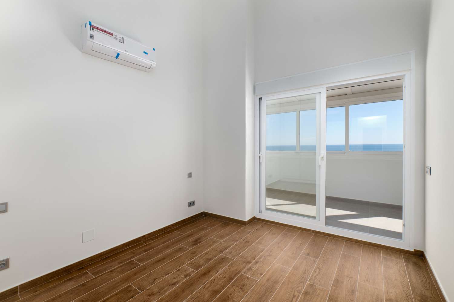 复式顶层公寓在瓜达洛本海滩的第一线，埃斯特波纳！