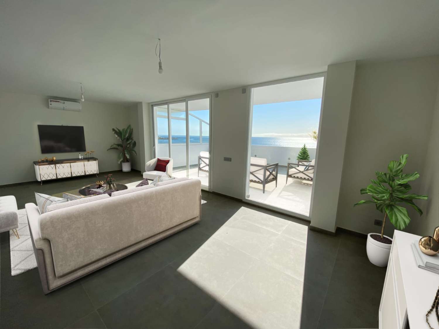 复式顶层公寓在瓜达洛本海滩的第一线，埃斯特波纳！