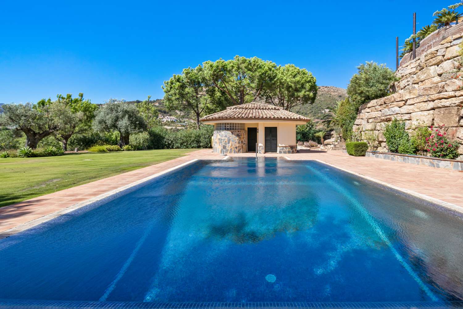 地中海风格的别墅在贝纳阿维斯， 一线高尔夫， 马贝拉