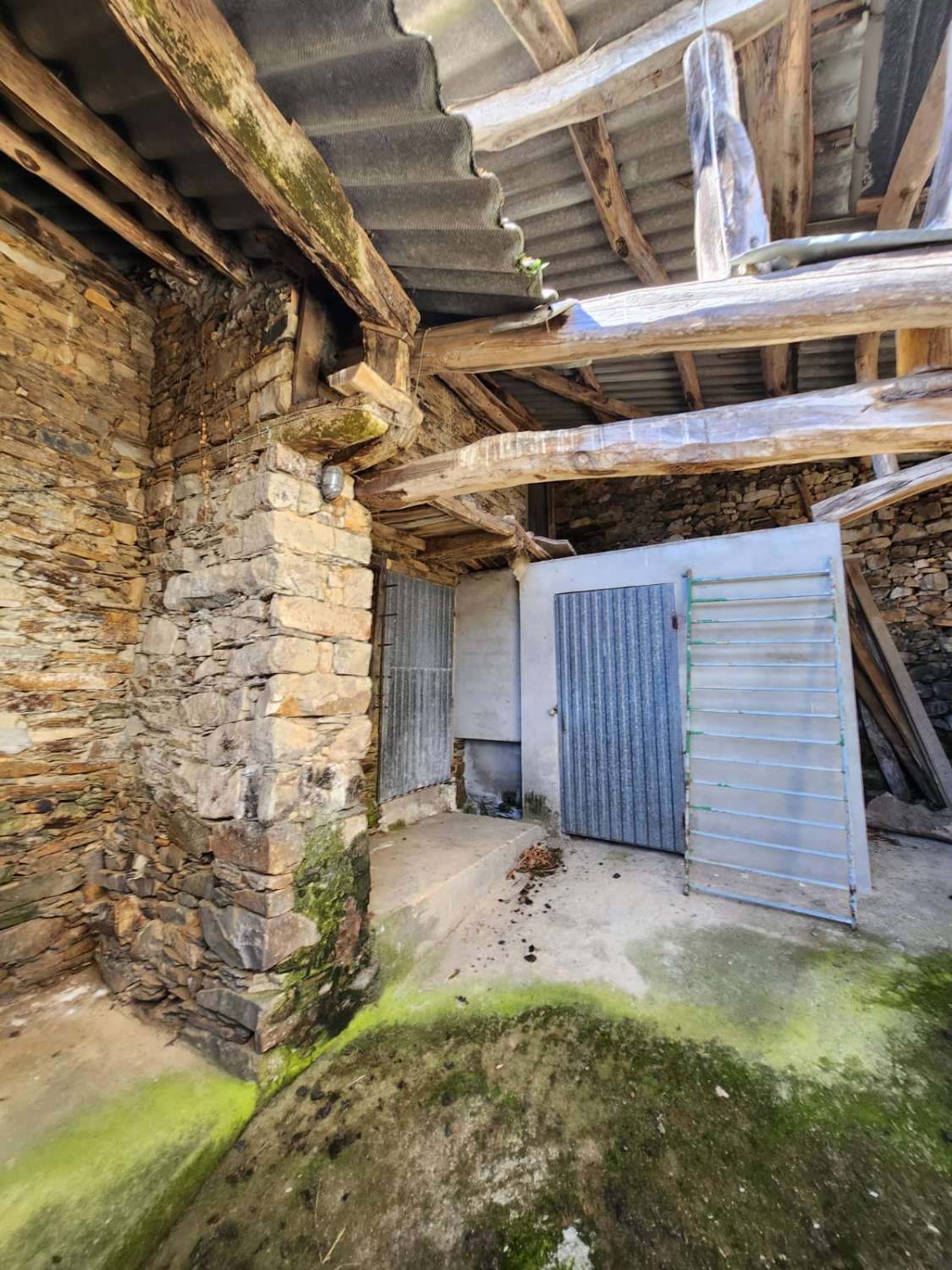 منزل حجري مع مخزن الحبوب في كاستانيدو، فيلايون