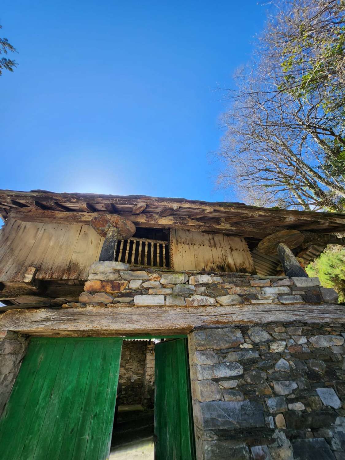STONE HOUSE WITH GRANARY IN CASTANEDO, VILLAYÓN