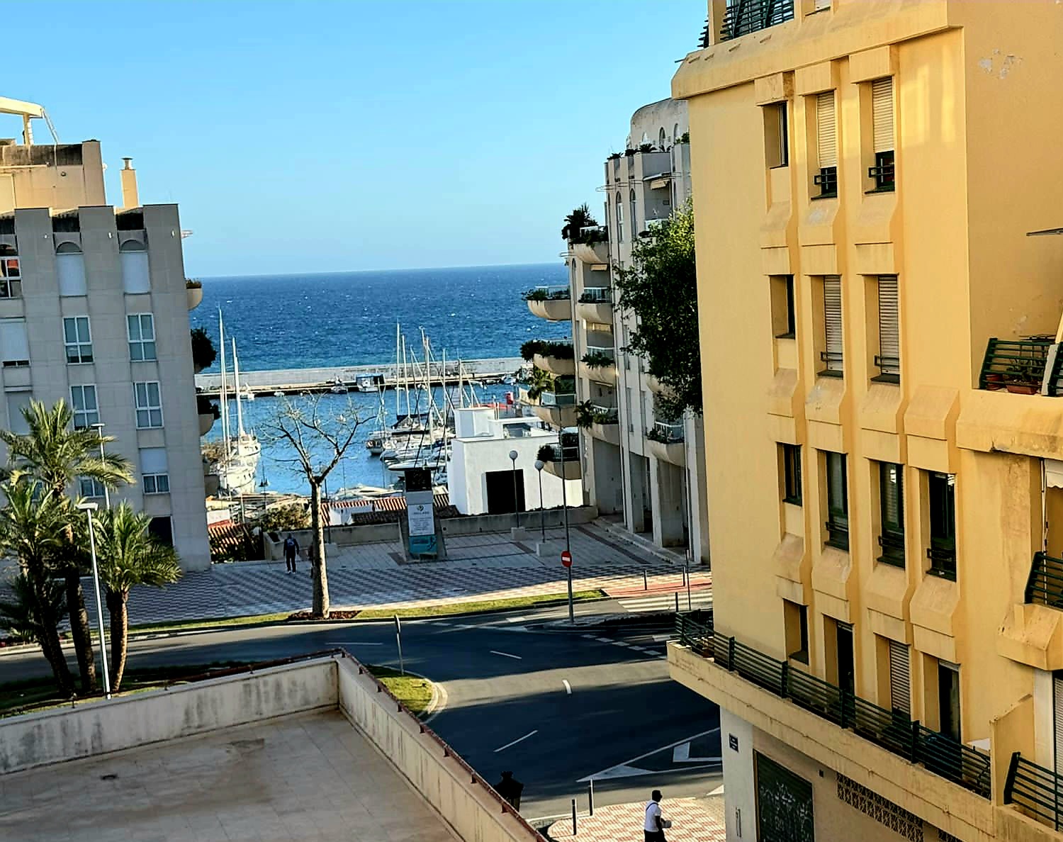 Stor lägenhet i fiskehamnen i Marbella