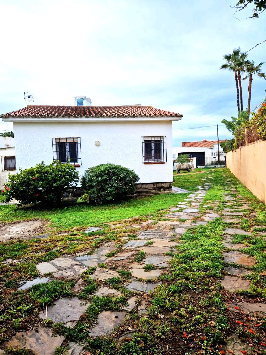 OPPORTUNITY IN MARBELLA ON THE 2ND LINE OF THE BEACH!!