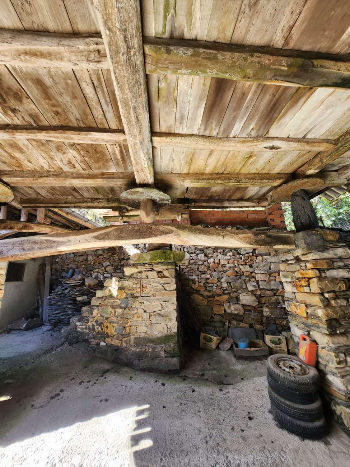 منزل حجري مع مخزن الحبوب في كاستانيدو، فيلايون