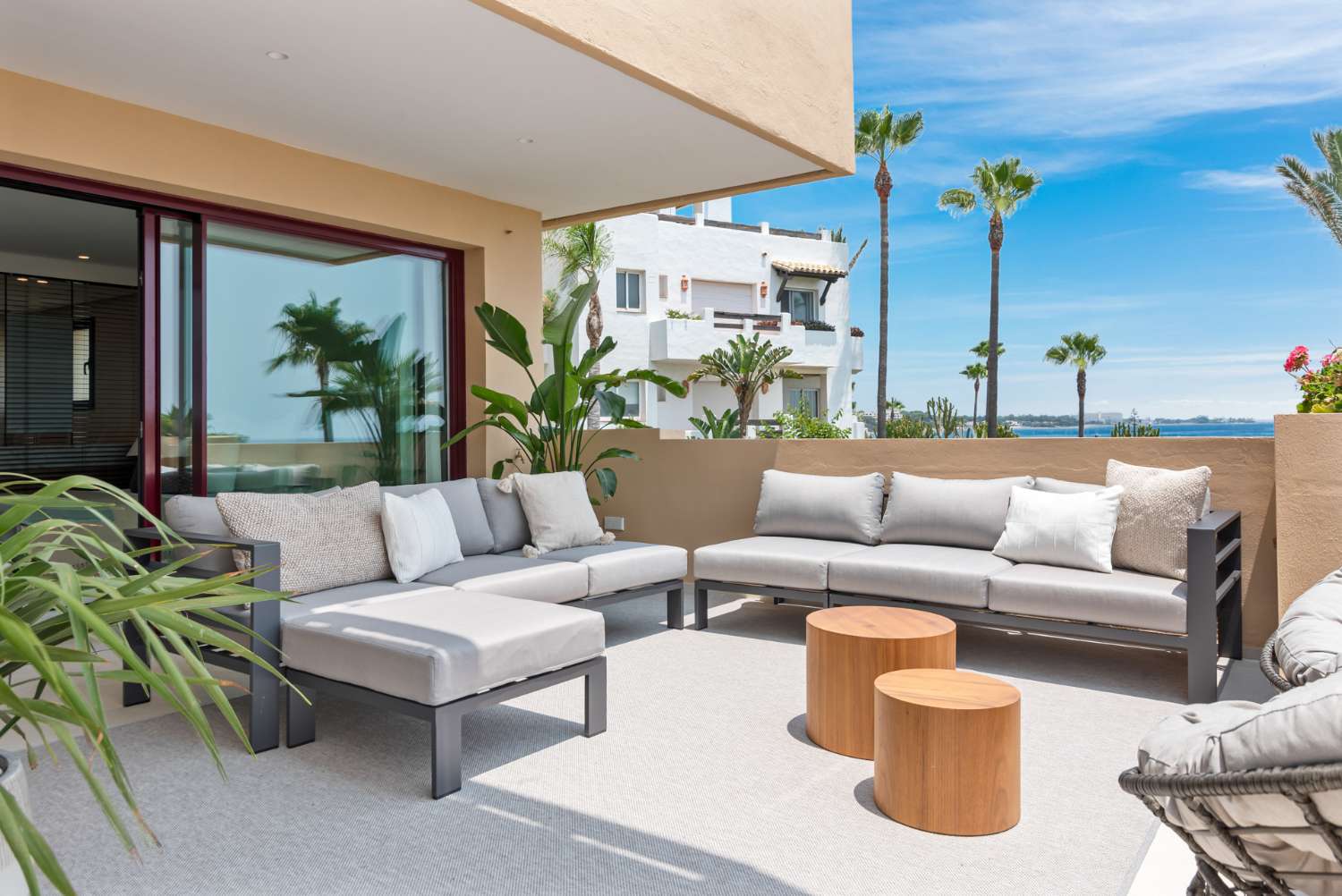 EXCLUSIVE PROPERTY ON THE 1ST LINE OF THE BEACH IN ESTEPONA